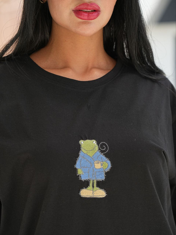 تیشرت لانگ زنانه مشکی گلدوزی قورباغه مشکی