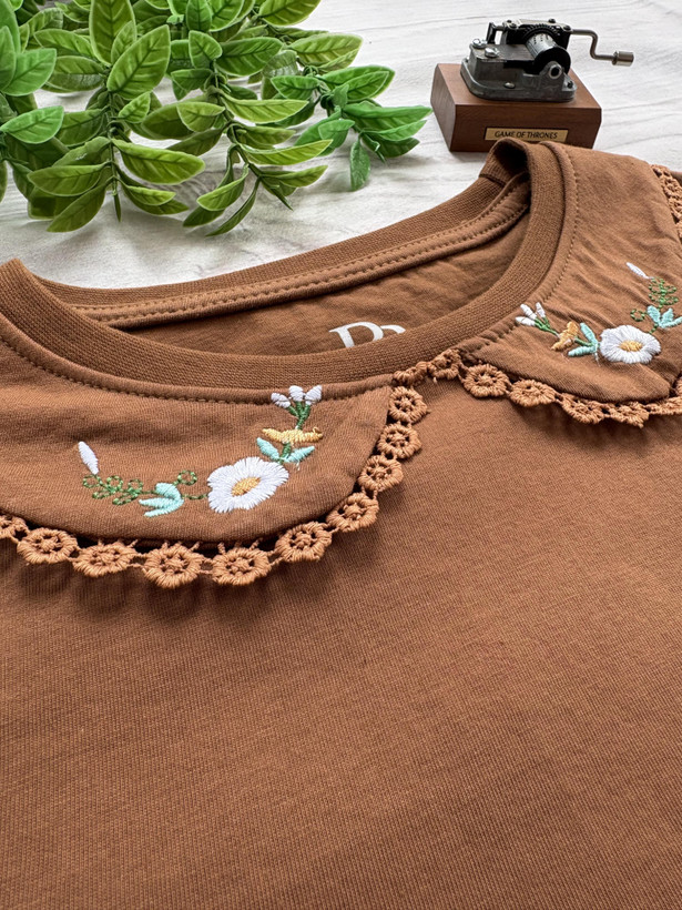 تیشرت زنانه یقه BB گلدوزی جنس نخ و پنبه فری سایز شکلاتی